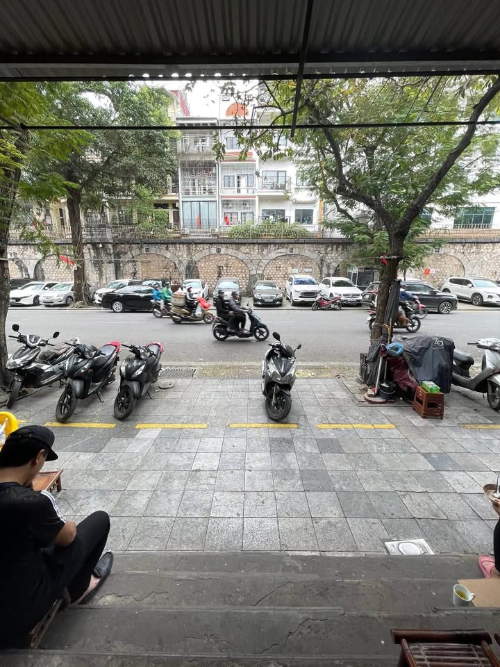 Nhà phố cổ Phùng Hưng 56m² giá 40 tỷ - Kinh doanh sầm uất ngay Hàng Mã!