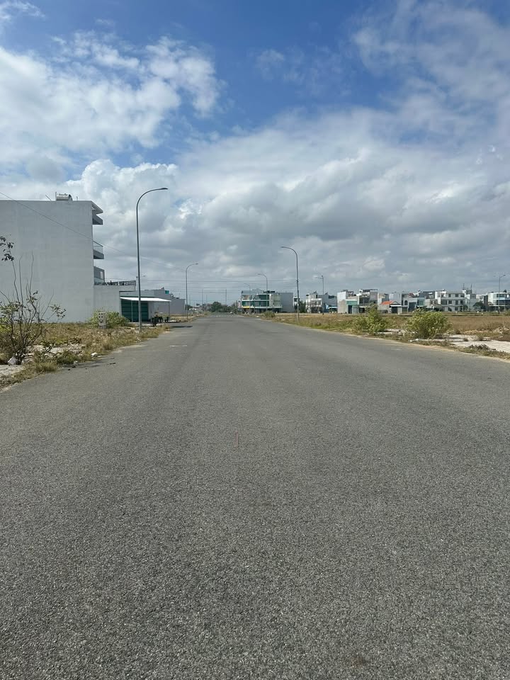 Nhà phố LK4 Phú Đông, đường 25m, 108m² giá 2.2 tỷ - Lô đất sạch đẹp, hướng tốt!