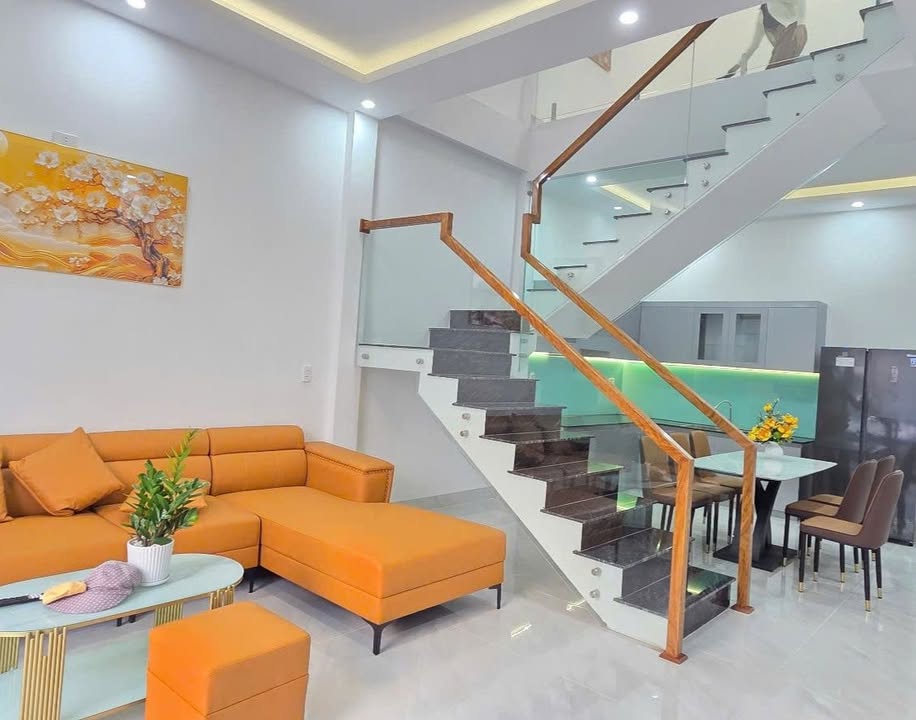 Nhà 2 tầng hẻm ô tô Phạm Văn Đồng, 118m² giá 2.6 tỷ - Sẵn sàng vào ở!
