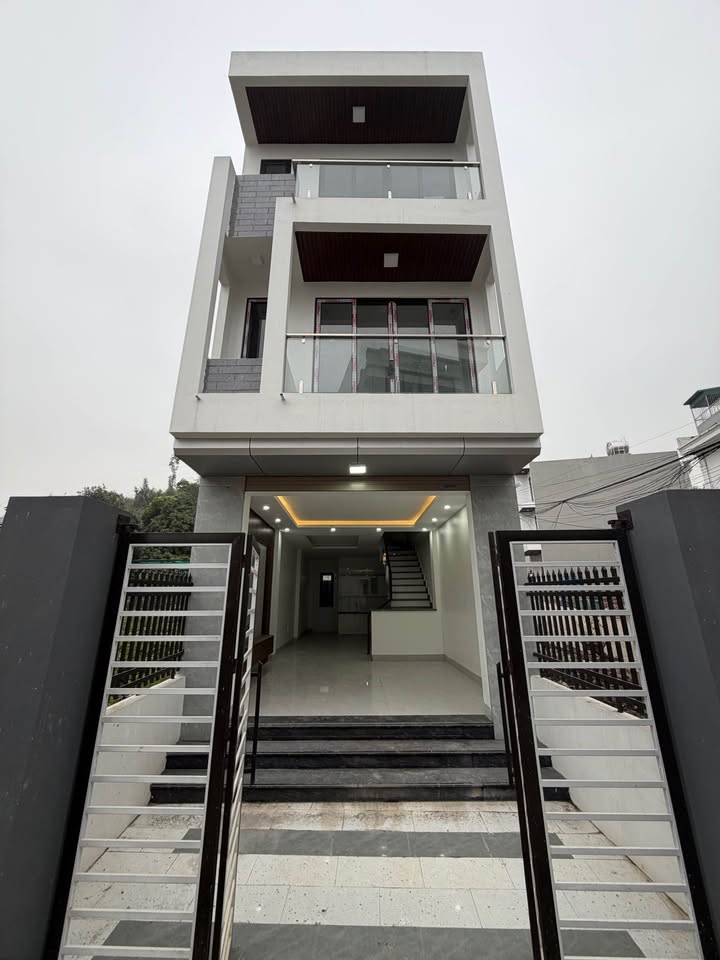 Nhà 3 tầng Làng Công An, Quảng Yên 67.2m² giá 3 tỷ - Full nội thất sang trọng!