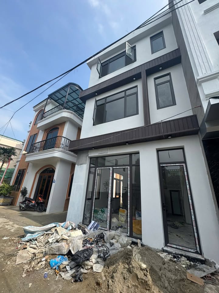 Nhà 3 tầng phường Đông Thịnh 43m² giá 3.3 tỷ - Thiết kế hiện đại, ô tô đậu trước nhà!