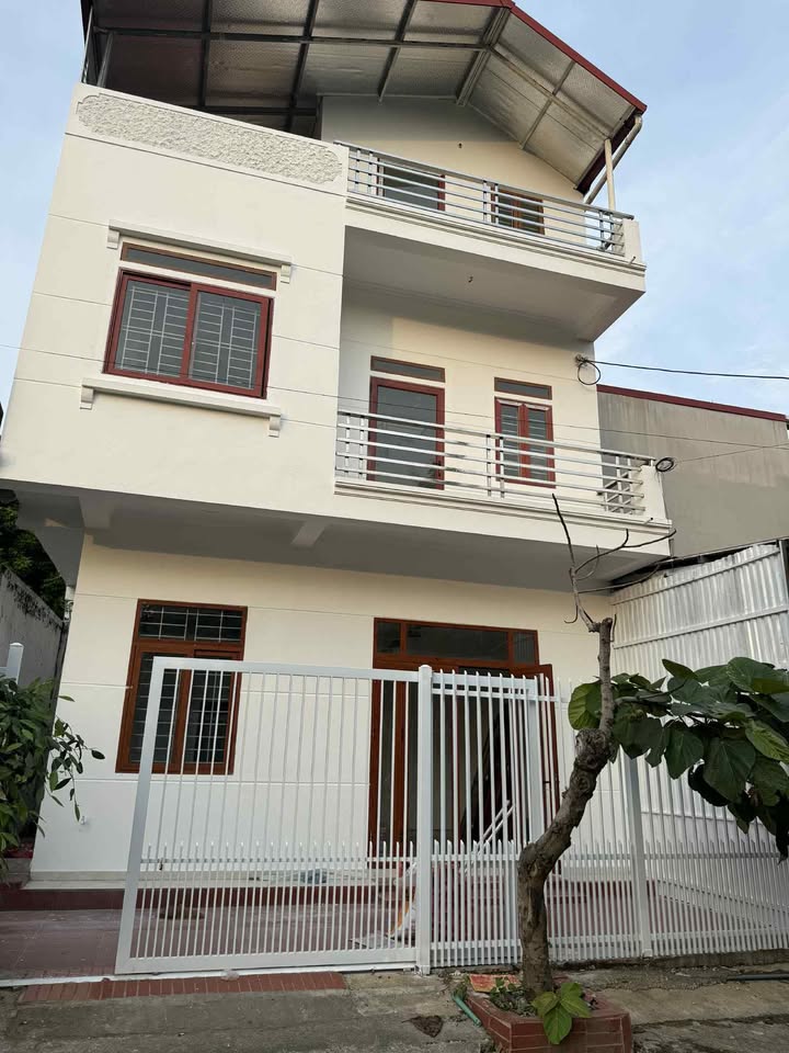 Nhà 3 tầng Huyện Chi Lăng 61m² giá 2.3 tỷ - Sẵn sàng vào ở ngay!