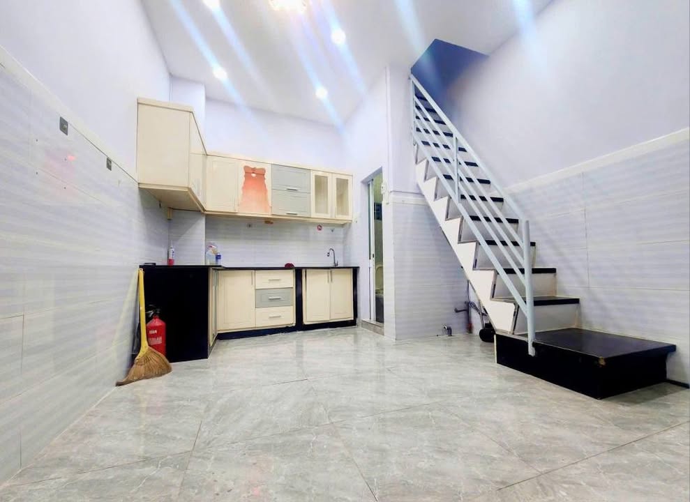 Nhà 3 tầng Trần Hưng Đạo, Q5 - 18m² giá chỉ 3 tỷ - Sổ hồng chính chủ!