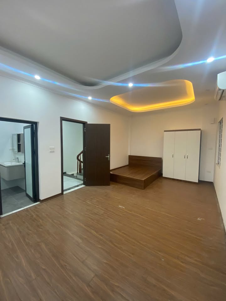 Phòng cho thuê tại Tòa Nhà Mới, 21 Thanh Am, 2.4 triệu - Đầy đủ nội thất, tự do giờ giấc!