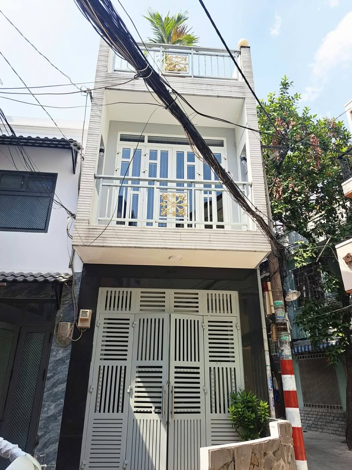 Nhà hẻm xe hơi Lạc Long Quân, Tân Bình 35m² giá 5.6 tỷ - Thiết kế hiện đại, vị trí thuận tiện