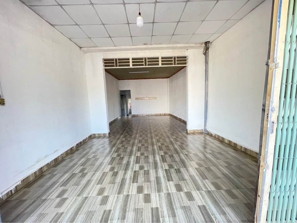 Cho thuê nhà mặt tiền đường Nguyễn Văn Cừ, Di Linh, 125m², giá chỉ 6.5 triệu/tháng - Vị trí kinh doanh sầm uất!