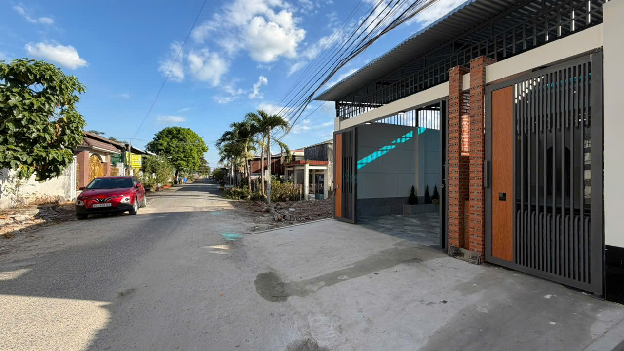 Nhà lầu Long Hoa, Tây Ninh 168m² giá 2.49 tỷ - Ban công rộng, ở ngay!