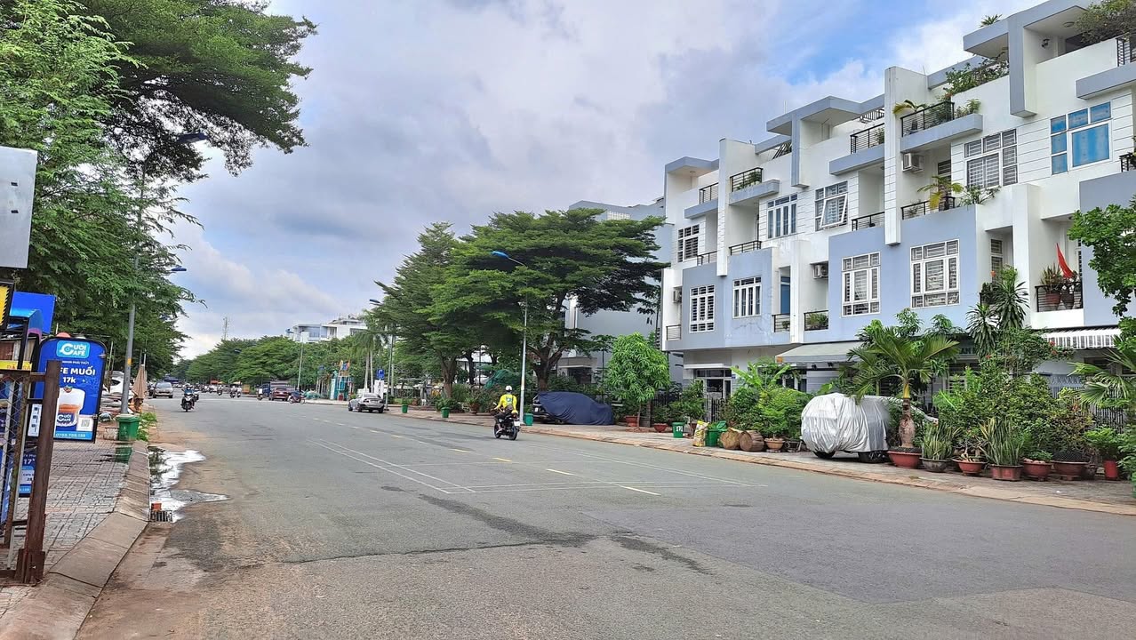 Nhà mặt tiền 20m KDC Gia Hoà 100m² giá 18 tỷ - Sẵn sàng vào ở!