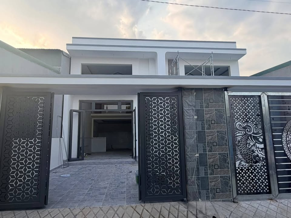 Nhà mới Trảng Bom 109m² giá 2.15 tỷ - Sân xe hơi rộng rãi!