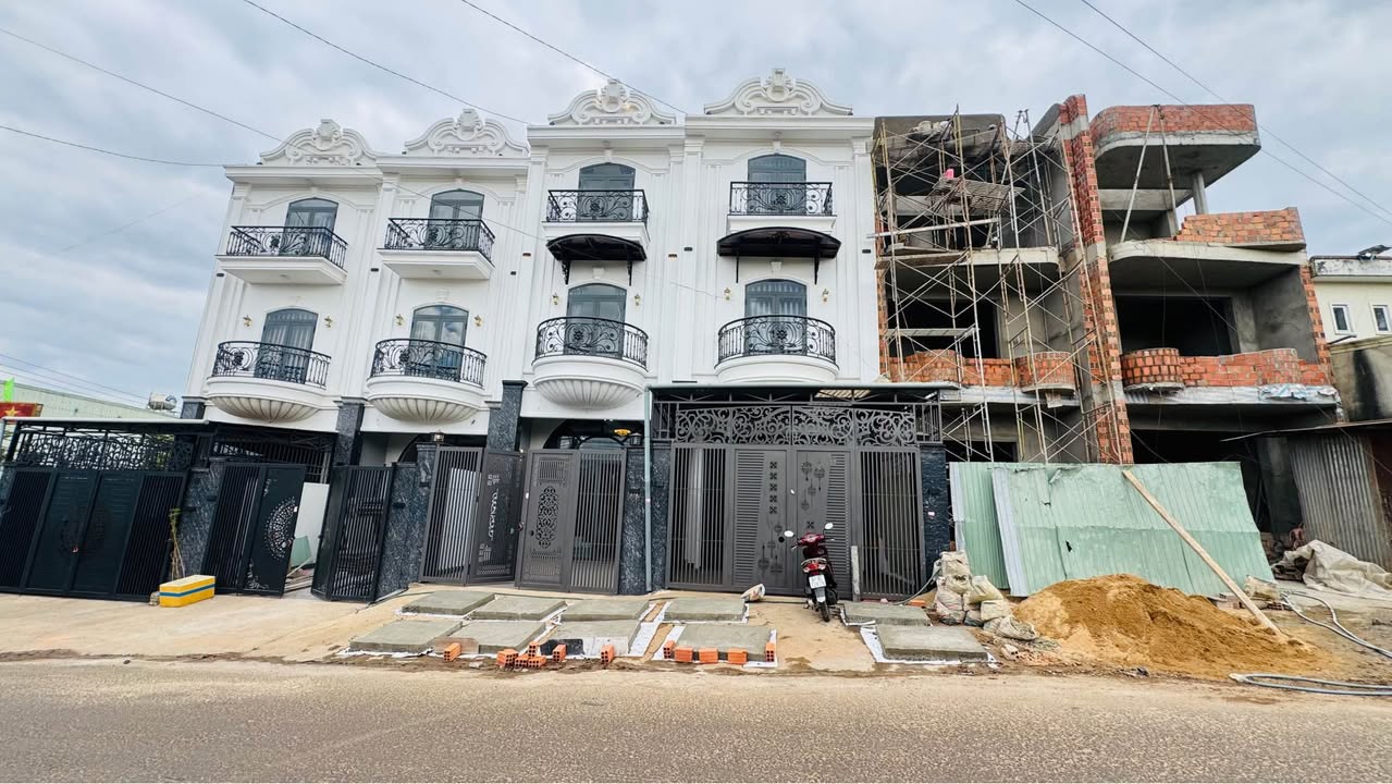 Nhà 3 tầng mặt tiền đường nối 220 Lê Duẩn, Gia Lai - Kinh doanh đa ngành nghề, 3.2 tỷ