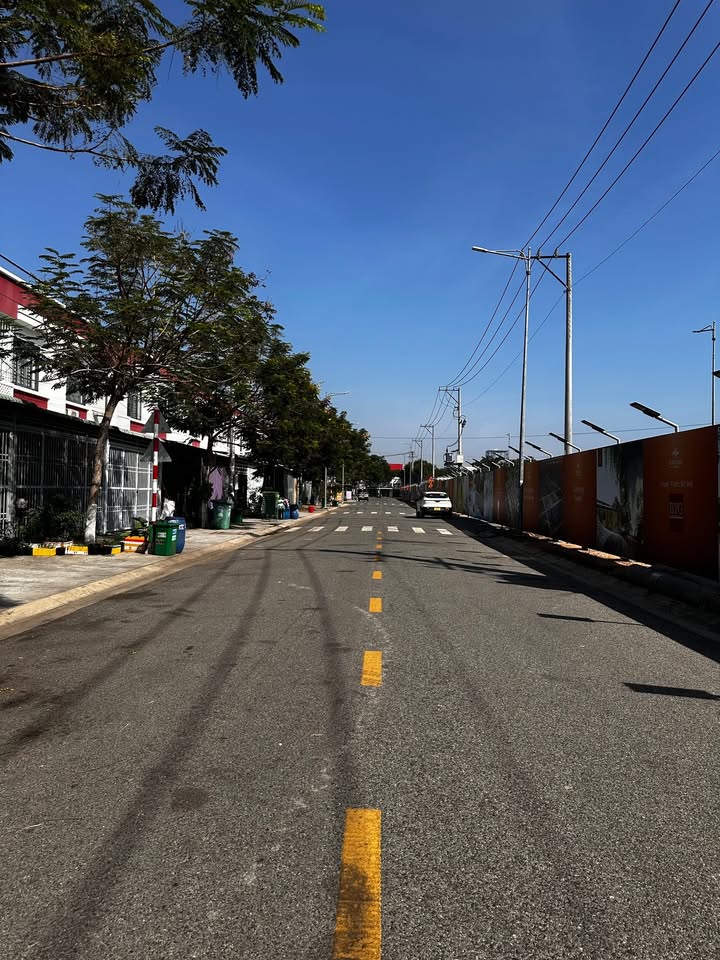 Nhà phố Vĩnh Tân 100m² giá 2.45 tỷ - Hướng Đông, sổ hồng chính chủ!