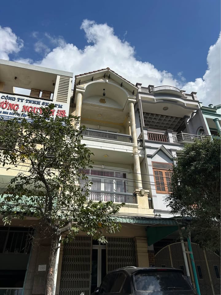Nhà 3 tầng mặt tiền Đường Lạc Long Quân, Quy Nhơn - Giá chỉ 5 tỷ, Phù hợp mở văn phòng công ty!