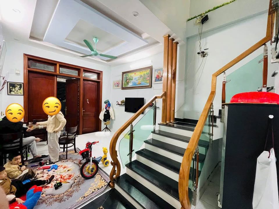 Nhà 3 tầng tại Đông Thọ, 50m² giá 3 tỷ - Sổ đỏ chính chủ, gần Quảng trường Lam Sơn!