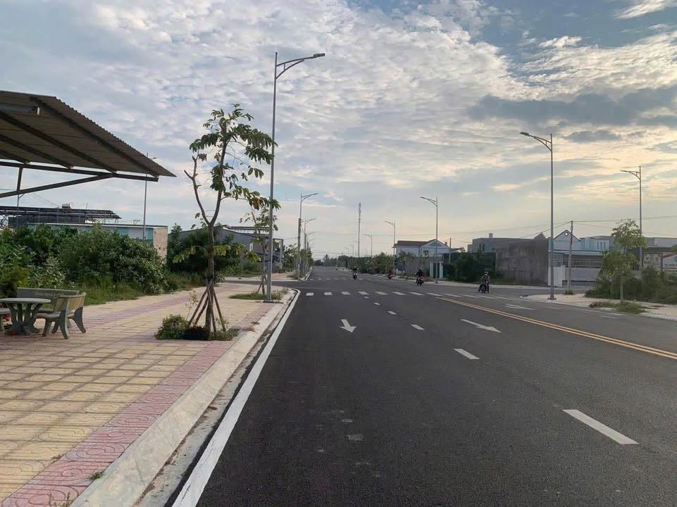 Đất nền Phường Mỹ Đông, Phan Rang 100m² giá 1.8 tỷ - Đường 13,5m thuận tiện