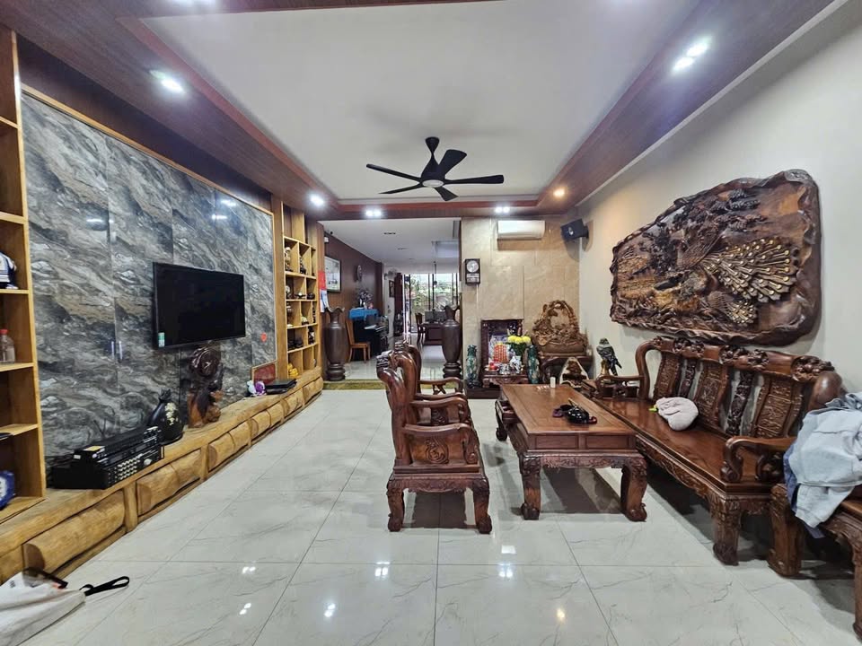 Nhà phố Tân Bình 131.8m² giá 24 tỷ - Đường lớn, dân cư đông đúc!