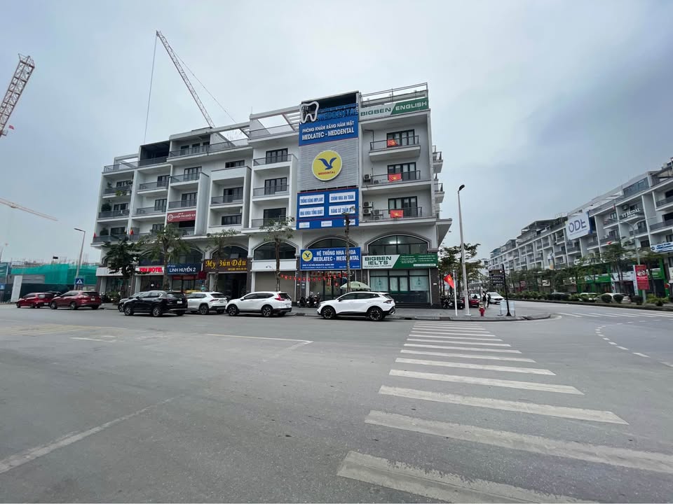Nhà townhouse Phan Đăng Lưu Hạ Long 126m² giá 30-40 tỷ - Hoàn thiện, có thang máy!