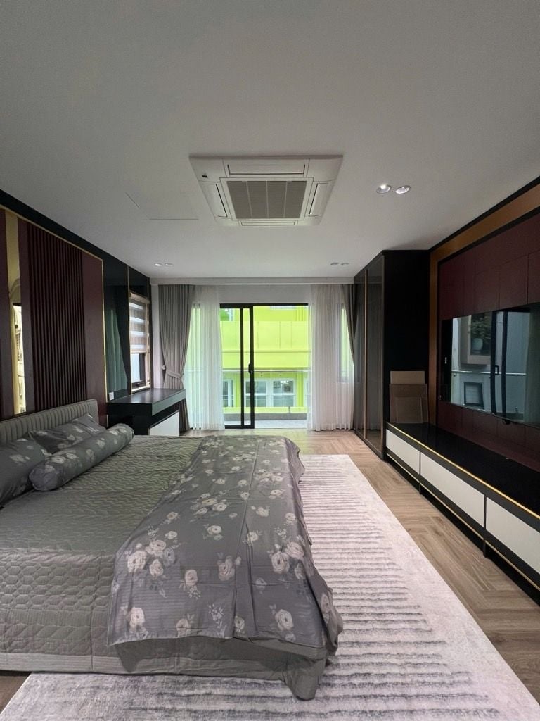 Bán nhà 8 tầng Nguyễn Văn Cừ Long Biên 50m² giá 23,9 tỷ - Lô góc siêu hiếm!