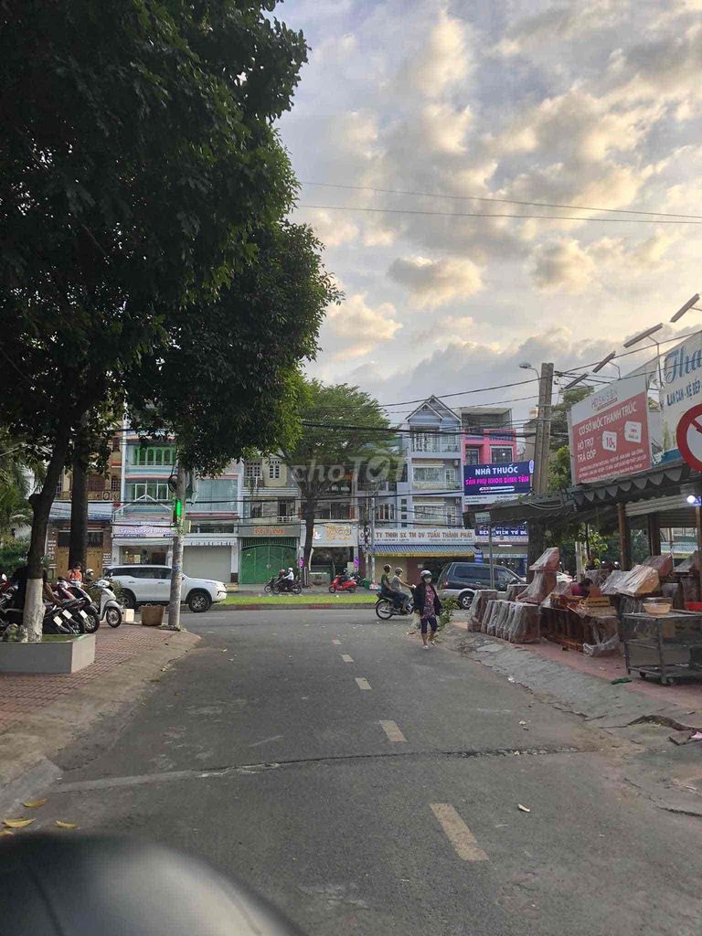 Biệt thự mặt tiền đường Số 28, Bình Trị Đông B, 185m² giá 26.5 tỷ - An ninh tuyệt đối!