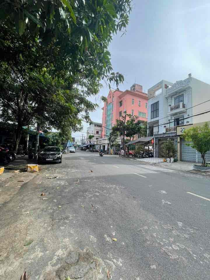 Biệt thự sang trọng tại Bình Tân 10x18.8m giá 20.5 tỷ - Khu vực an ninh, tiện ích đa dạng!