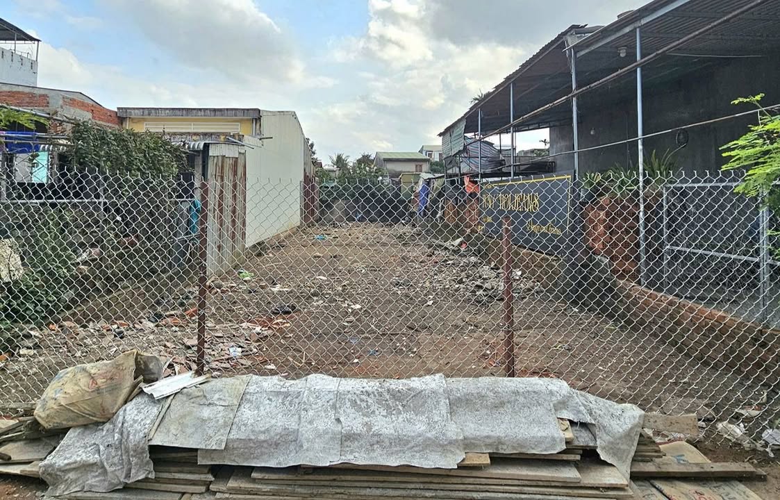 Đất nền Hẻm Nguyễn Trãi, TP Quảng Ngãi 210m² giá 2 tỷ - Mặt tiền ô tô thông thoáng!