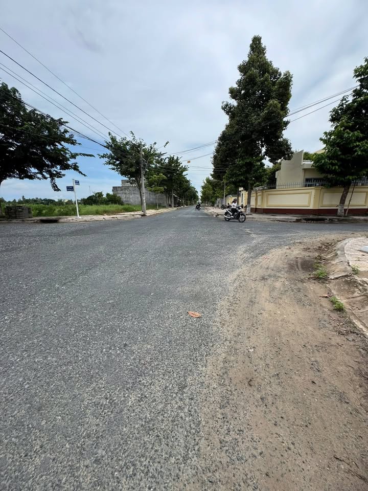 Nhà mặt tiền KDC Cậu Dũng, 72m² giá 1 tỷ - Thiết kế rộng rãi, thoáng mát!