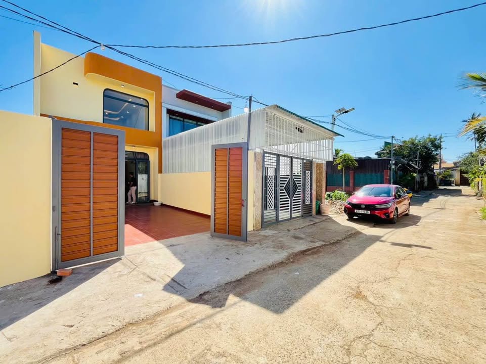 Nhà mới 100% tại Y Wang, Ea Kao 105m² giá 2.95 tỷ - Sân ô tô, gần chợ và trường học!