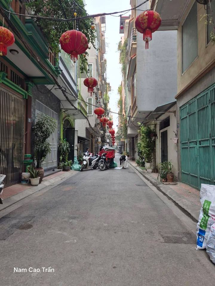 Nhà riêng Hoàng Quốc Việt 50m² giá 18 tỷ - Vào ở ngay, ô tô tránh thoải mái!