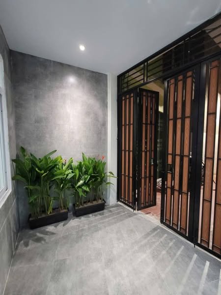 Nhà 2 tầng Ngõ Cầu Đông, 45.2m² giá 1.79 tỷ - Hướng Tây, chính chủ bán gấp!