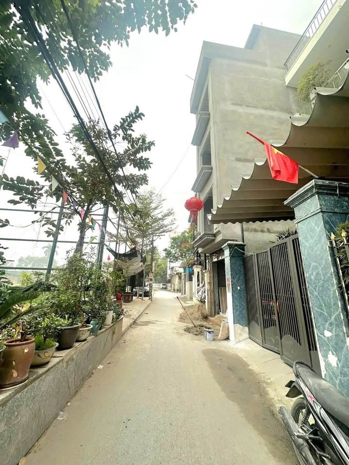 Nhà phố đường Nhổn, quận Nam Từ Liêm, 35m², giá thỏa thuận - Ô tô vào tận nhà, view sân bóng thoáng đãng!