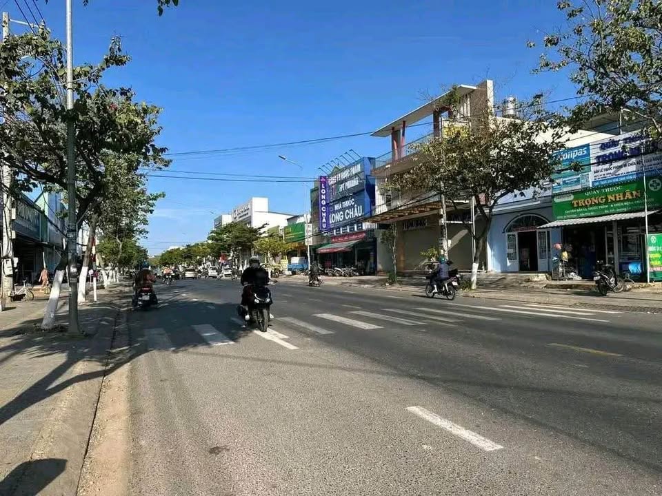 Nhà mặt tiền đường 2/4, Đơn Dương, 130m² giá 3.6 tỷ - Kinh doanh thuận lợi!