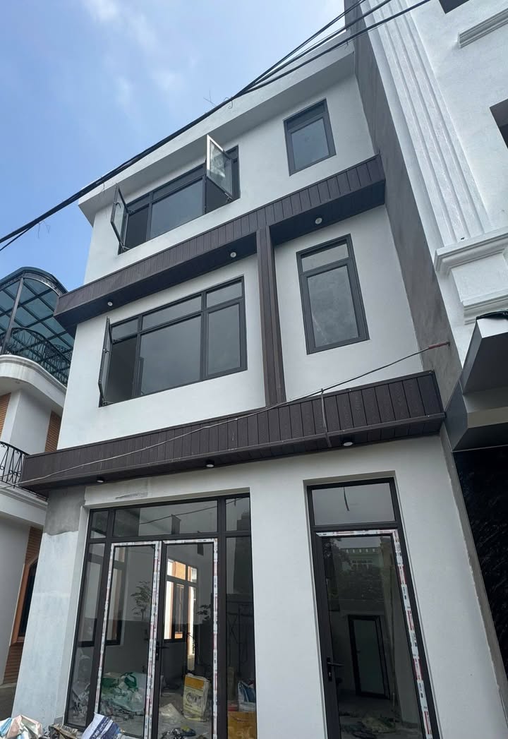 Nhà 3 tầng Phường Đông Sơn 43m² giá 3 tỷ - Thiết kế hiện đại, sẵn sàng vào ở!