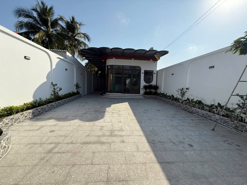 Nhà phố Vĩnh Long 304m² giá 5.9 tỷ - Thiết kế hiện đại, sẵn sàng vào ở!