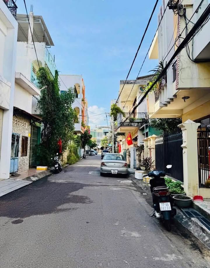 Bán nhà 4 tầng mặt tiền Nguyễn Đình Thụ, gần biển Quy Nhơn, 56.7m², giá 5.5 tỷ - Cơ hội đầu tư tuyệt vời!