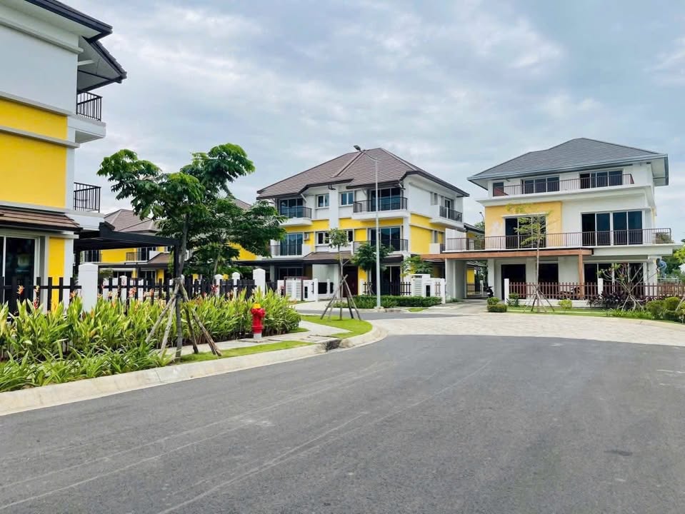 Biệt thự EcoLakes Bến Cát 250m² giá 5 tỷ - Nhận nhà hoàn thiện ngay!