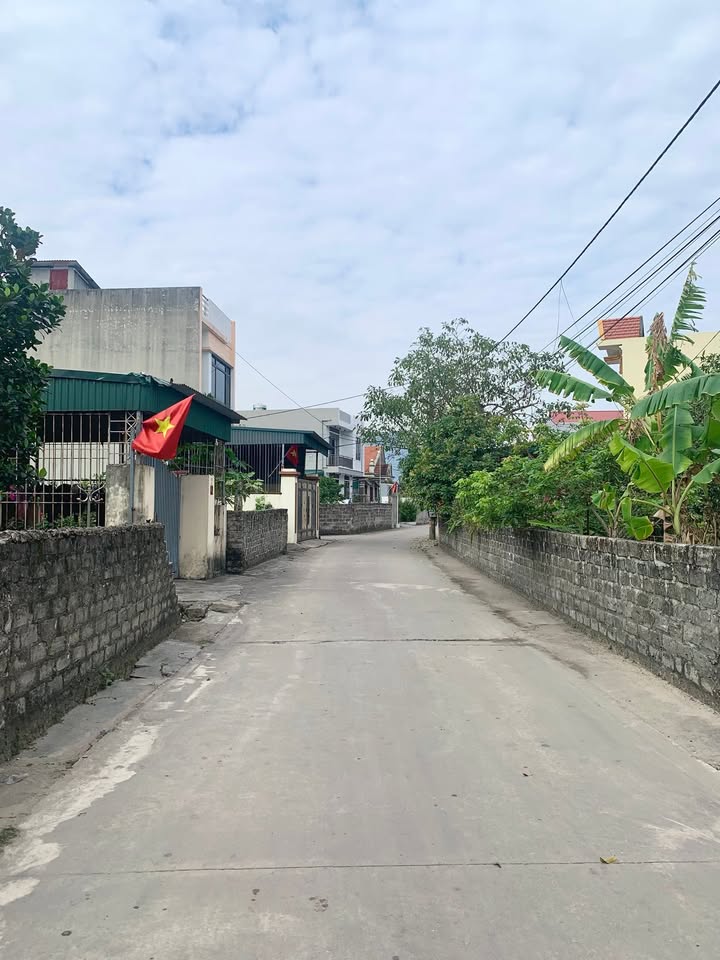 Bán gấp FrontHouse tại đường chính liên khu 8-9-10, Uông Bí, 95m² - Tiềm năng sinh lời cao!