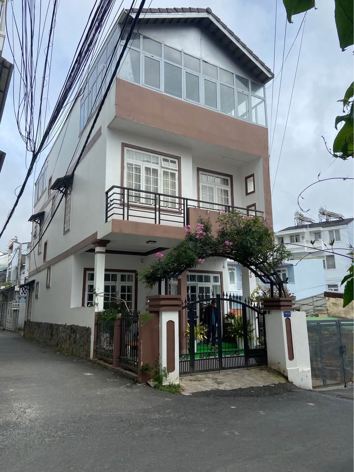 Nhà 3 tầng mặt tiền Phù Đổng Thiên Vương Đà Lạt 106m² giá 9 tỷ - Đầu tư sinh lời!