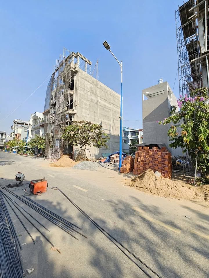 Townhouse mặt tiền công viên Dĩ An 66,2m² giá 8,6 tỷ - Đầu tư sinh lời ngay!