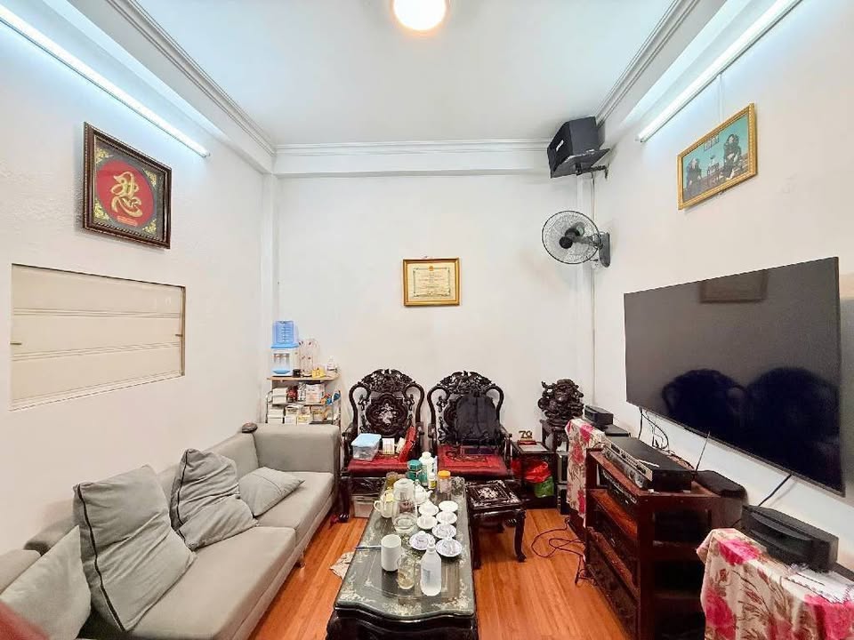 Nhà phố Đê Trần Khát Chân, 40m², giá 9.1 tỷ - Sổ đỏ chính chủ sẵn sàng