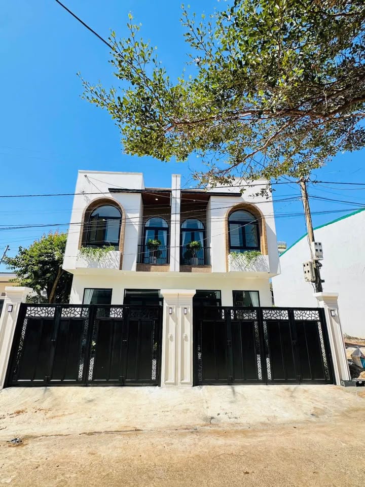 Nhà mới thôn 6 Cư ÊBuar 100m² giá 3.99 tỷ - Full nội thất, sẵn sàng vào ở!