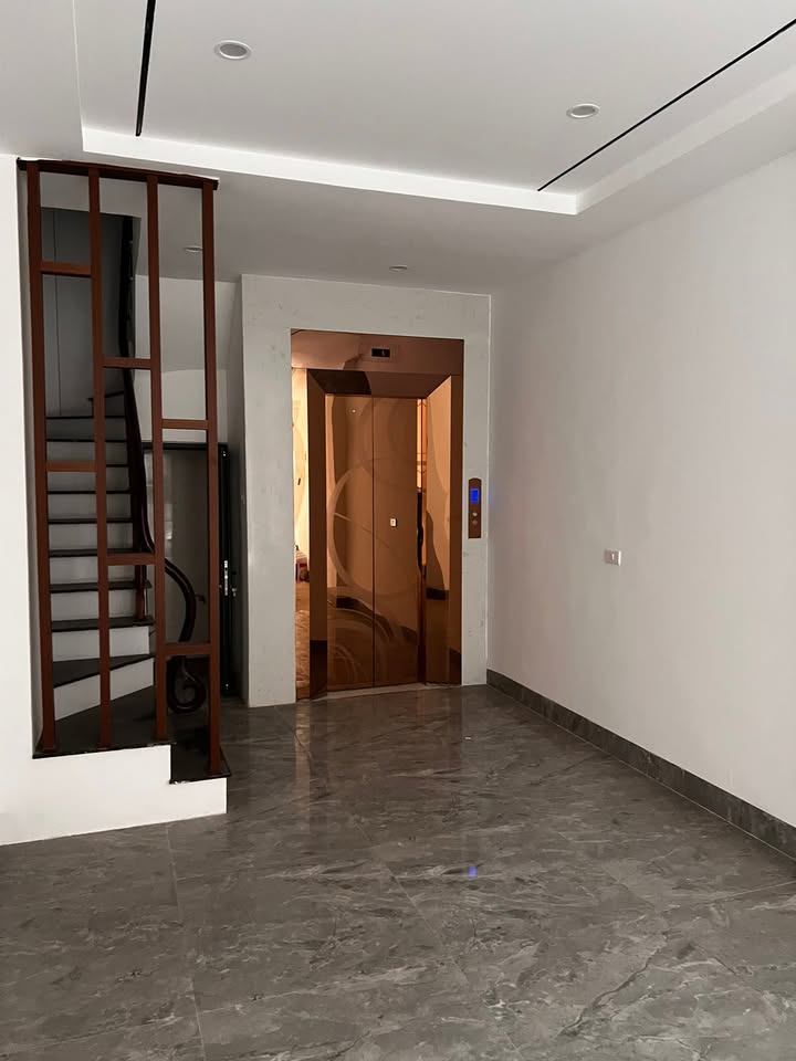 Nhà 7 tầng phố Sài Đồng 38m² giá 11 tỷ - Ô tô vào tận nhà!