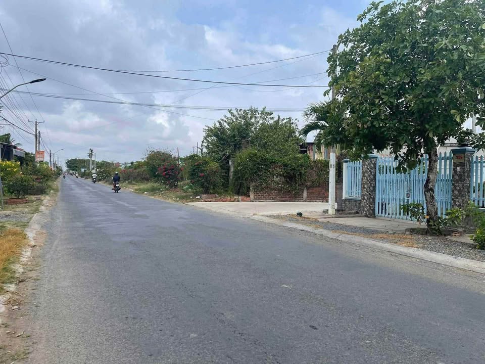 Nhà 3PN mặt tiền Hương lộ 18, Cầu Ngang 338m² - Giá chỉ 2 tỷ!