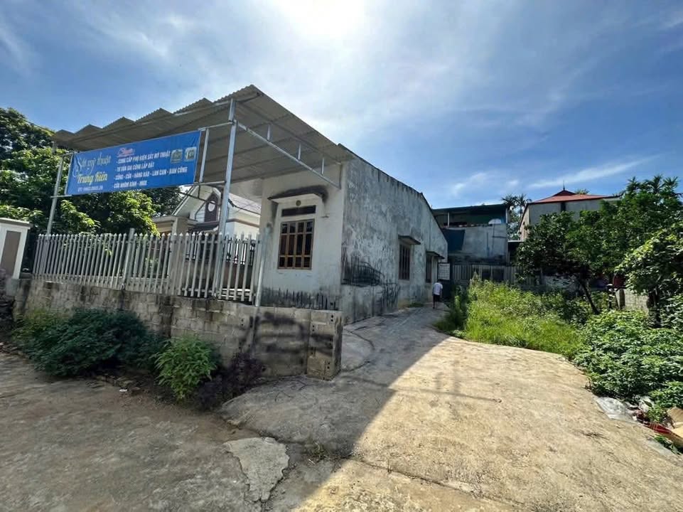 Bán đất tặng nhà cấp 4 tại Huyện Cao Phong, 300m² giá 1 tỷ - Sổ đỏ chính chủ!