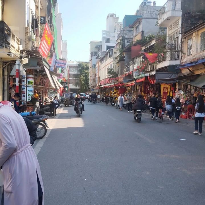 Nhà mặt phố Hàng Quạt, Long Biên 65m² giá 50 tỷ - Kinh doanh sầm uất!