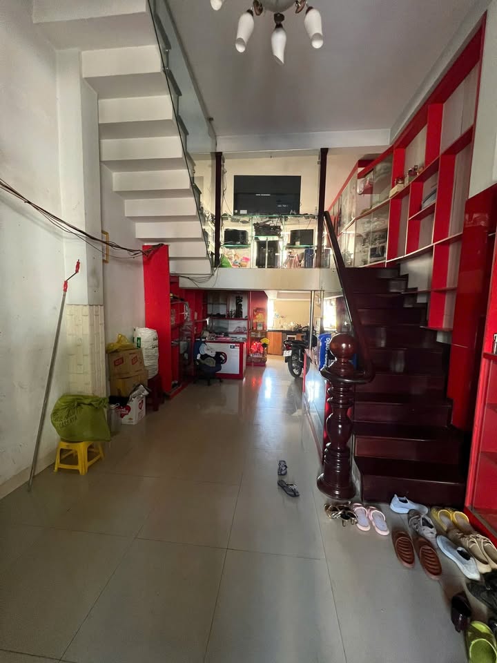 Nhà lầu mặt tiền Đinh Tiên Hoàng, Buôn Ma Thuột 40m² giá 8 tỷ - Kinh doanh sầm uất!