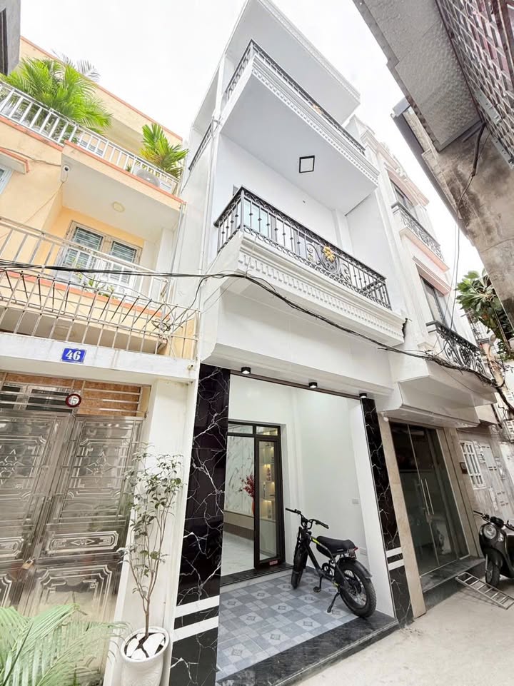 Nhà đẹp phố Hoàng Quý 37m² giá 3.39 tỷ - Sẵn sàng vào ở ngay!