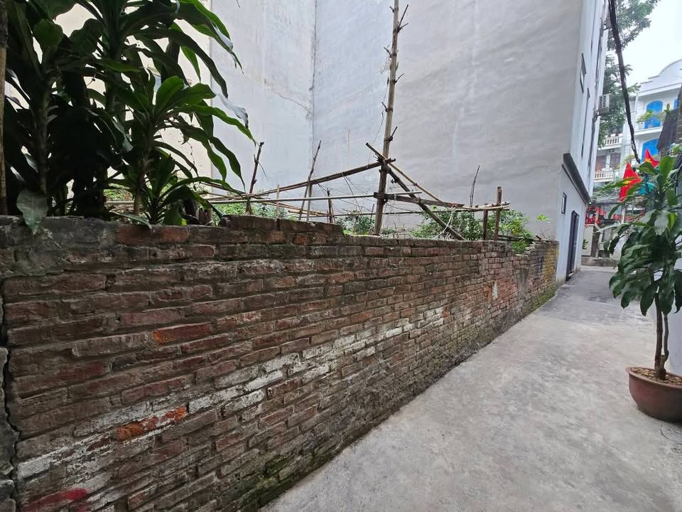 Đất Lạc Long Quân Cầu Giấy 96m² giá 25 tỷ - Mặt tiền rộng, ô tô vào tận nơi!