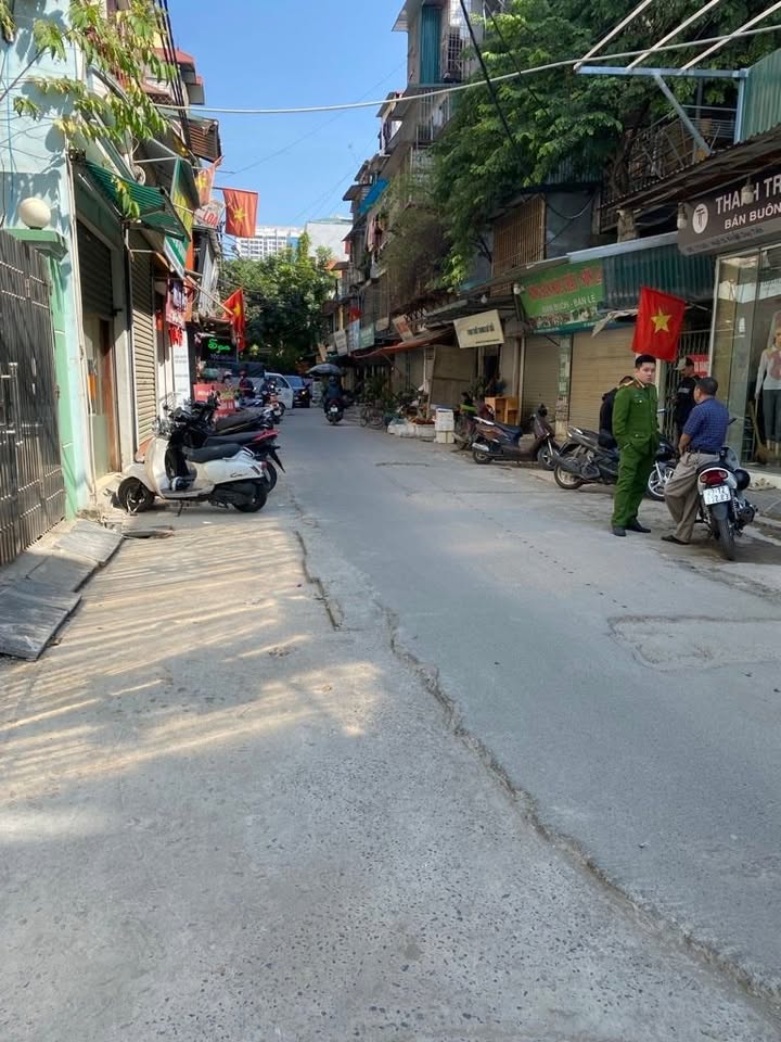 Nhà phân lô phố Vũ Hữu, 30m², giá 7 tỷ - Sổ đỏ chính chủ, thiết kế 6 tầng hiện đại!