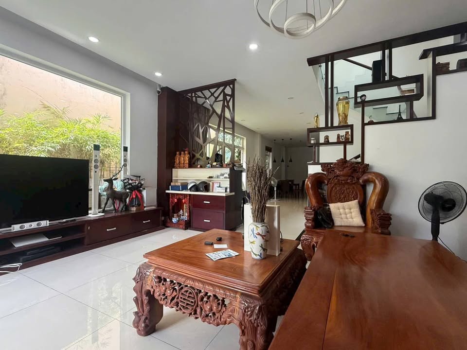 Nhà phố Tăng Nhơn Phú A, Quận 9, 230m² giá 18 tỷ - Sổ hồng đầy đủ!