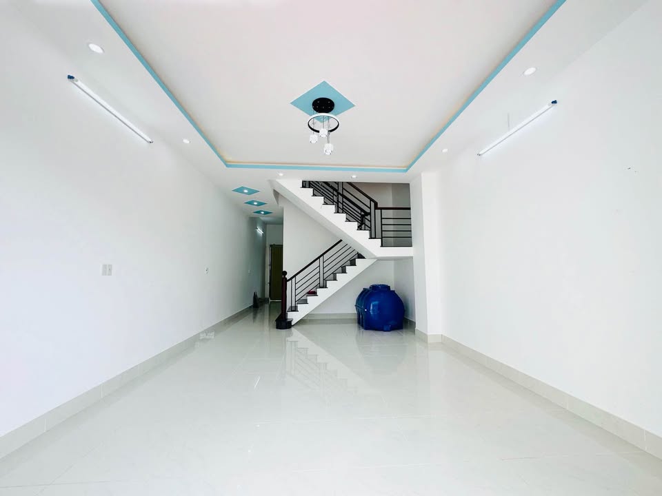 Nhà phố Khu Đô Thị Tây Bắc Rạch Giá 105m² giá 2 tỷ - Sổ hồng riêng, sẵn sàng vào ở!