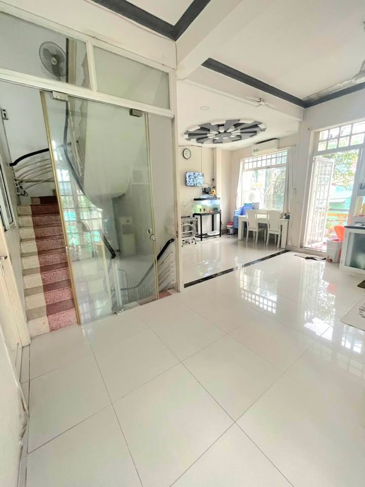 Bán gấp FrontHouse Quốc lộ 50, 150m² giá 8.5 tỷ - Mặt tiền kinh doanh sầm uất!